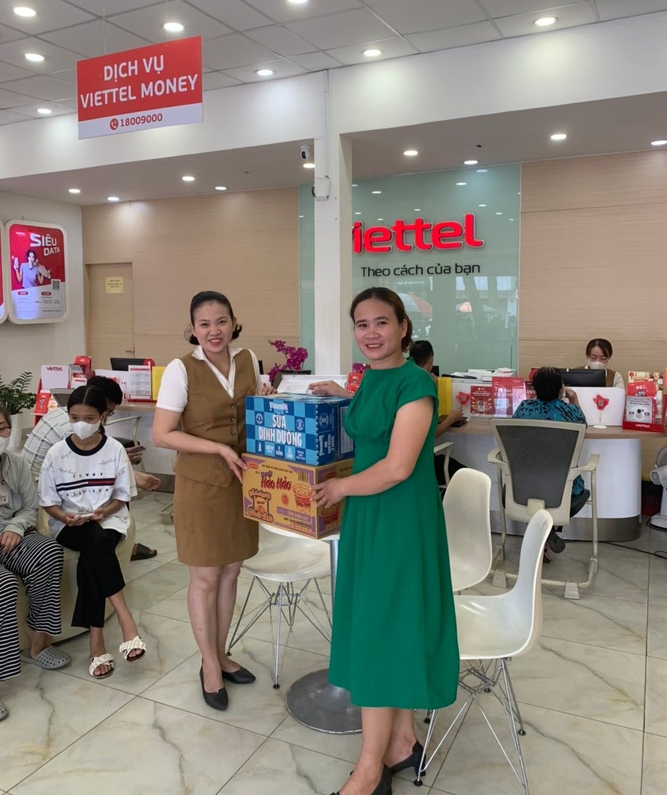 Giám đốc Viettel Hóc môn trặng quà cho nhân viên